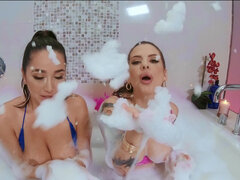 Μωρό, Μεγάλα βυζιά, Κλειτορήδα, Δονητής, Λεσβία, Φυσικά βυζιά, Θηλές, Υγρό