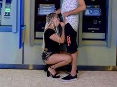 Sucer une bite, Tromperie, Cocu, Éjaculer dans la bouche, Talons, Public