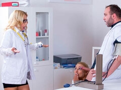 Gros cul, Grosse bite, Blonde, Sucer une bite, 2 femmes 1 homme, Infirmière, Adolescente, Nénés