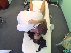 Brunette brune, Tchèque, Médecin, Léchez, Bureau, Piercing, Uniforme, Voyeur