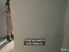 Stor pik, Pik sutte, Brunette, Udendørs, Pov, Offentlig, Realitet, Mager