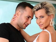 Blondine, Blasen, Hundestellung, Handjob, Küssen, Milf, Rasiert, Titten