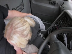 Grote mammen, Blond, Pijpbeurt, Hd, Moeder die ik wil neuken, Klein, Kousen, Tatoeage