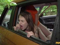Sucer une bite, Voiture, En levrette, Branlette thaïlandaise, De plein air, Maigrichonne, Tatouage, Adolescente