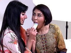 Μελαχροινή, Μαλακία με το δάχτυλο για γυναίκες, Λεσβία, Γλείψιμο, Ώριμη γυναίκα, Μαμά, Μουνί, Παιχνίδια