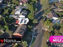 Grote mammen, Oudere vrouw, Lesbisch, Likken, Moeder die ik wil neuken, Kut duiken, Tiener, Trio