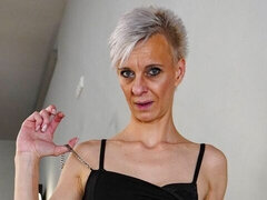 Leie, Blondine, Fingern, Masturbation, Natürlichen titten, Kurzes haar, Solo, Entkleiden