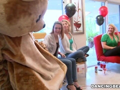 Amatööri, Iso kulli, Isot tissit, Nainen pukeissa mies alasti, Tanssii, Ryhmä, Sekarotuinen, Latinankieli