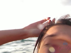 Plage, Bikini, Brunette brune, Grossier, Lunettes, Pov, Douche, Tatouage