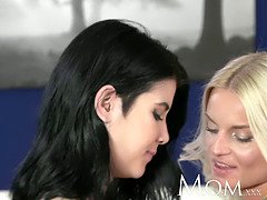 Schlafzimmer, Geile alte tussi, Fingern, Hd, Küssen, Lesbisch, Milf