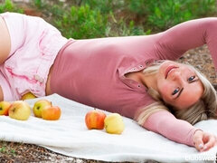 Rumpe, Blond, Naken, Naturlige bryster, Utendørs, Alene, Pupper