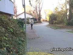 Brunette brune, En gros plan de très près, Hd, De plein air, Pisser, Public, Solo, Adolescente