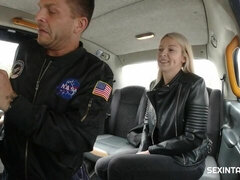 Enthousiasteling, Grote kont, Grote mammen, Blond, Hardcore, Masturbatie, Openbaar, Tieten likken