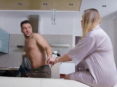 18 ans, Gros seins, Sucer une bite, Plantureuse, Branlette thaïlandaise, Mature, Russe, Belle mère