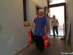 Iso kaunis nainen, Isot tissit, Puuma, Isoisä, Mummo, Vanhempi, Huutava, Tissit