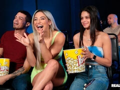 アナル, お尻, ブロンド, 浮気する, バック, 手コキする, キス, ティーン