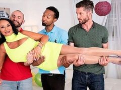 Tyłek, Duże cycki, Brunetka, Podwójna penetracja, Sex w czwórkę, Sex grupowy, Dojrzałe, Pończochy