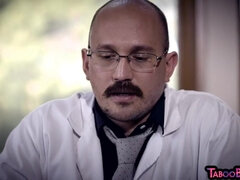 Brunetta, Pisello, Dottore, Fetish, Hd, Tacchi, Interrazziale, Uniforme