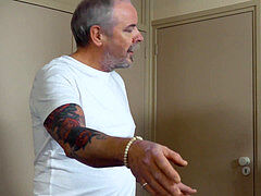 Blasen, Spermaladung, Grossvater, Handjob, Muschi, Strümpfe, Ablutschen, Jungendliche (18+)