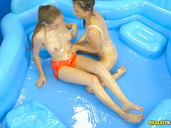 Bikini, Noire, Brunette brune, Gym, Lesbienne, Huilée, Chatte, Maigrichonne