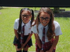 Arsch, Blasen, Hundestellung, Frau frau mann, Handjob, Schulmädchen, Jungendliche (18+), Flotter dreier