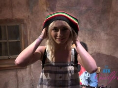 Amador amadora, Loiroa, Exibicionismo, Namorada, Ao ar livre cartaz de rua outdoor, Baixinhoa, Xoxota, Saia