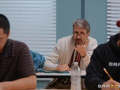 Κώλος, Μελαχροινή, Γυαλιά, Τακούνια, Φυσικά βυζιά, Μουνί, Φούστα, Δασκάλα