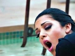 Kotě, Brunetka, Prstění, Masturbace, Orgasmus, Venku, Na veřejnosti, Tetování