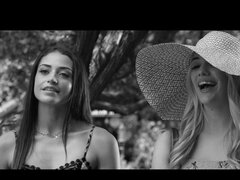 Sucer une bite, En levrette, Branlette thaïlandaise, De plein air