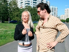 Blondine, Pik sutte, Hundestilling, Gaping, Håndjob, Udendørs, Barberet, Teenager