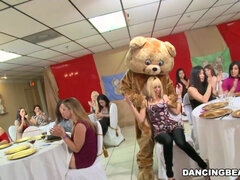 Grosse bite, Sucer une bite, Homme nu et filles habillées, Dansant, Groupe, Hd, Interracial, Fête