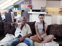 Sucer une bite, Brunette brune, Papa, Grandpère, Hd, Adolescente, Nénés, Mariage