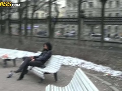 Ruskeahiuksinen, Raha, Julkinen, Kolmen kimppa