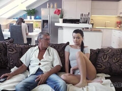 Avsugning, Brunett, Pappa, Slick, Mogen, Liten och nätt, Fitta, Tonåring