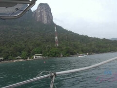 Enthousiasteling, Bruinharig, Vriendin, Buiten, Openbaar, Kut duiken, Tieten likken, Nat