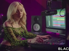 Blond, Pijpbeurt, Hondjeshouding, Sperma in gezicht, Ondergoed, Rijden, Kousen, Tatoeage