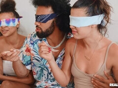 Duży tyłek, Duży kutas, Duże cycki, Obciąganie, Styl na pieska, Ciemna karnacja, Na wolnym powietrzu