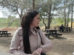 Brunetka, Kutas, Europejski, Naturalne cycki, Na wolnym powietrzu, Punkt widzenia, Publiczny, Cycki