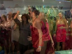 Noire, Homme nu et filles habillées, Tir de sperme, Femelle, Branlette thaïlandaise, Embrassement, Rasée, Suçant