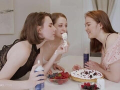 Fingern, Küssen, Lesbisch, Lecken, Natürlichen titten, Rasiert, Entkleiden, Titten