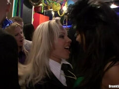 Blonde, Sucer une bite, Brunette brune, En levrette, Interracial, Public, Chatte, Echangistes